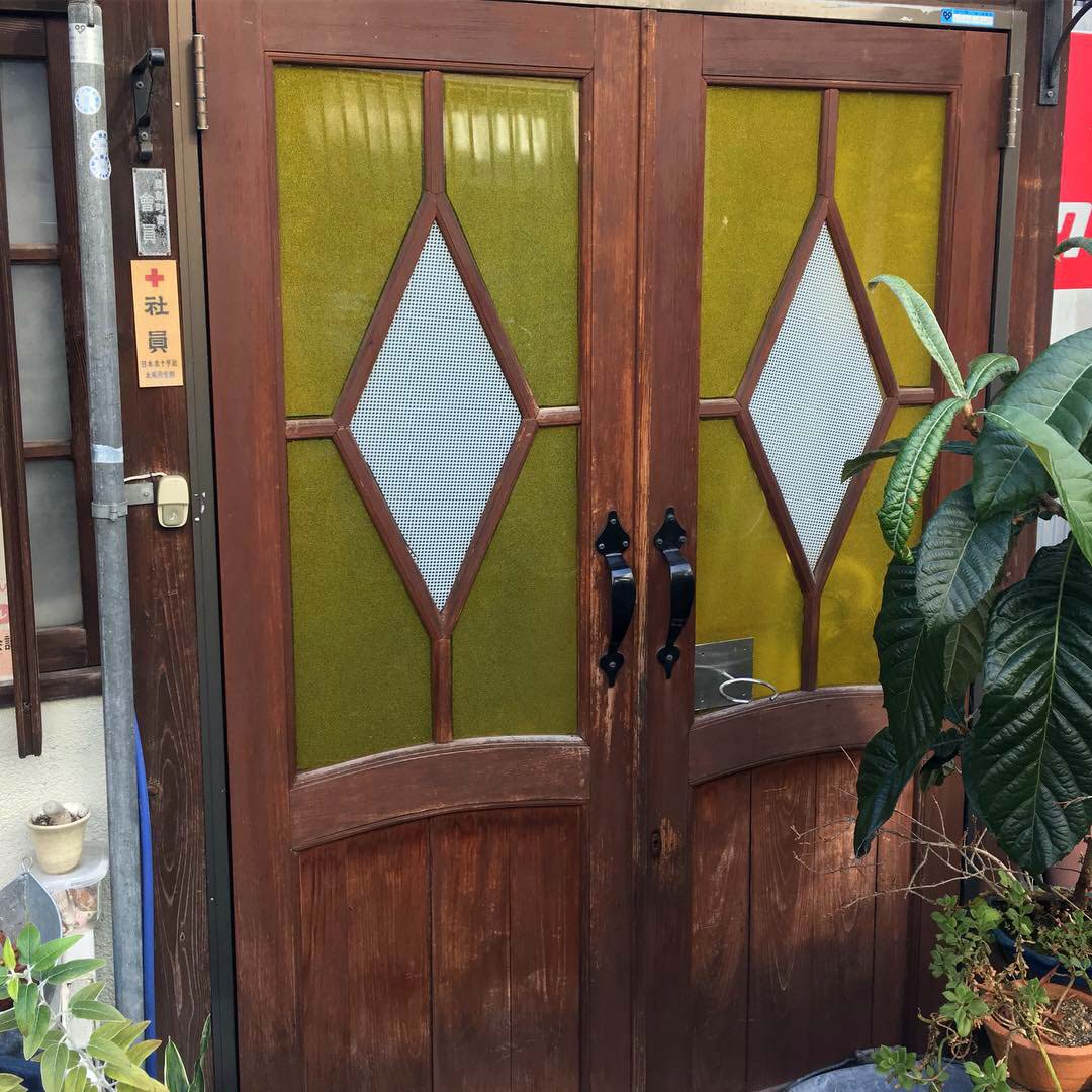 とある路地裏にとても可愛いドアの家がある From Instagram Okaponkoji Aka Okamoo