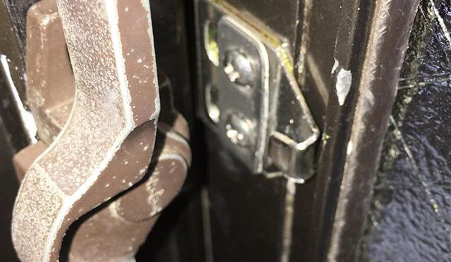 エアコン取り付けで鍵が掛けられなくなった引き違いガラス戸の改造を友人に頼まれた。 (from Instagram)
