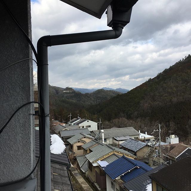 京都盆地北西辺境の家からも比良山系の雪化粧が微かに見える。 (from Instagram)