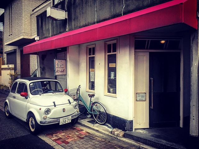 La mia Fiat Cinquecento davanti alla facciata di un caffé. (from Instagram)