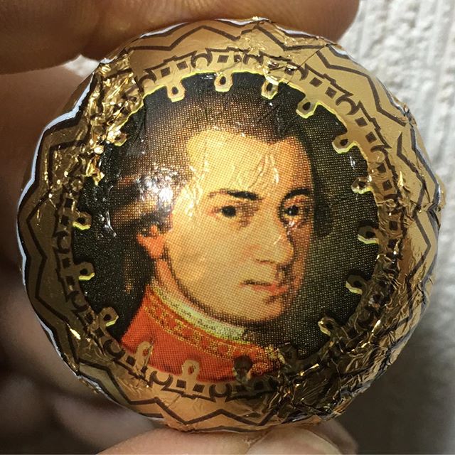 モーツァルト クーゲル チョコレート うめ！でもなぜにモーツァルト？ (from Instagram)