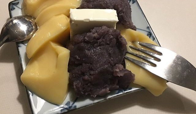 僕の作った不健康なデザート(スーパーで安売りの出来合いオハギとKiriチーズ、百円なのに巨大で味はプッチンプリン見たいな安物プリンもどき添え)。それと、友人が作ってくれた真っ当な夕食。 (from Instagram)