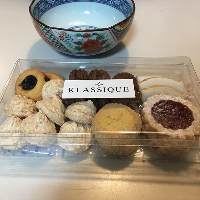 知り合いの家の漆喰壁塗り手伝いに行ったら、お土産にもらった下鴨のLa Klassiqueのクッキー。オーソドックスで寡飾なお菓子。そこはかとなく美味い。東京から遊びに来てるインド好きな友人が淹れてくれたチャイと一緒に、駄弁りながら頂いた。これだけで、とても特別な時間になった。満足〜^_^ (from Instagram)