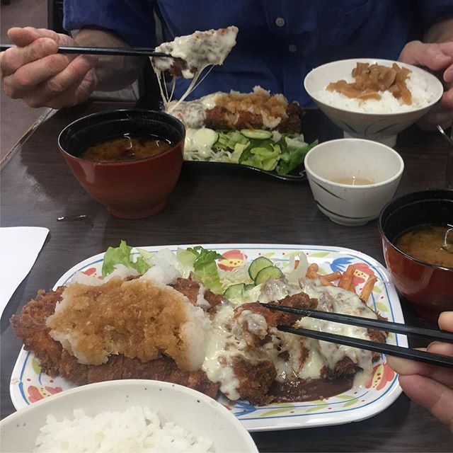 昨夜の夕食、立命のオフキャン学食ハイライト衣笠店で二色ジャンボチキンカツ定食。トイメンは二色カツ定食。これでも足りないので、多分ビョーキ。 (from Instagram)