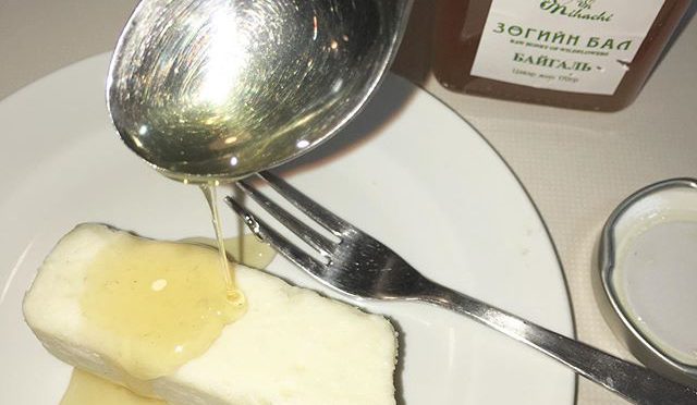 バターを食ってんじゃないよ。以前、知り合いからもらったモンゴルのチーズにモンゴルの蜂蜜かけたの。むふっ️んめ！ (from Instagram)