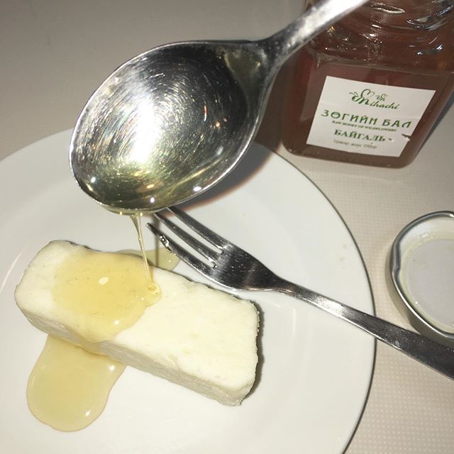 バターを食ってんじゃないよ。以前、知り合いからもらったモンゴルのチーズにモンゴルの蜂蜜かけたの。むふっ️んめ！ (from Instagram)