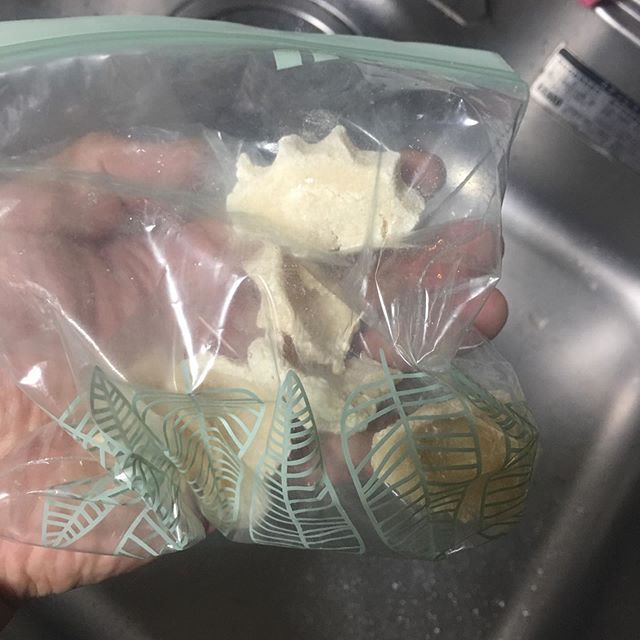 少し前にもらったモンゴル土産の乾燥チーズ。硬くてなかなか減らないので、粉チーズにしてみた。ブレンダーの刃が折れるんじゃないかという勢いでバシバシ言うが構わずやっちゃった。パルメザンチーズより香りの強い、少し酸味のある粉チーズに仕上がった。もうめし喰ちゃったので、明日にでもパスタにかけてみよう。 (from Instagram)
