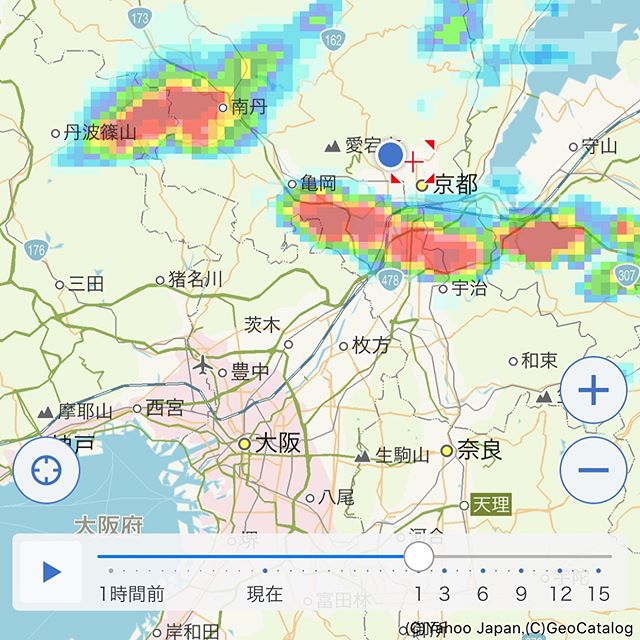 またそこら中でゴロゴロ鳴ってる。ひと雨くれば涼しくなるのに、いっかな降る気配がない。レーダー画面では雷雲が京都市街地の南部をかすめて伸びているが、ここ北区はおよびでないようだ。いや待てよ! 1時間後に丹波篠山と南丹の間に居る赤い塊がまっすぐこちらに向かっている。楽しみだな。 (from Instagram)