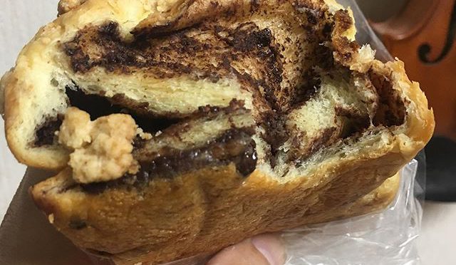 さっき、いただきもののお菓子を貪り食った折に、かじりかけの写真を撮るのを忘れたが、まだチョコレートパンがあったのだ。お行儀悪いと怒られるの覚悟で丸かじりを写しておこう。^_^んんんめえええ！ (from Instagram)