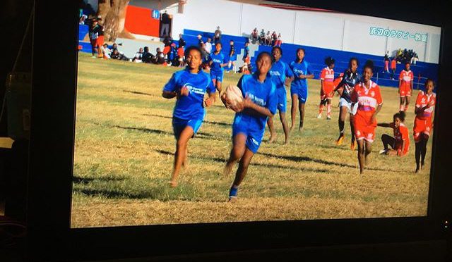 BS1でやっている「浜辺のラグビー教室」いいなぁ。マダガスカルの貧しい漁村の女の子たちが浜辺でラグビーをおぼえて、首都の大会で優勝する。この1ヵ月間は頭の中がワールドカップでいっぱいだけど、試合でも裸足で走り回る子供たちの姿を見ていると、世界トップクラスのチームが相まみえるワールドカップとは違う感情が湧いてくる。 (from Instagram)