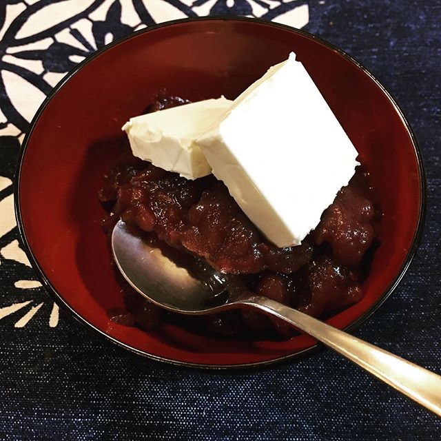 おはぎの甘さにKiriのうっすら塩味がマッチして美味いんだけど、あいにく家におはぎは無い。レトルトのゆであずきならある。じゃあどうするか?何も考えずにそのままのっければ良い。いや、ホイップクリームもあるぞ、、、 (from Instagram)