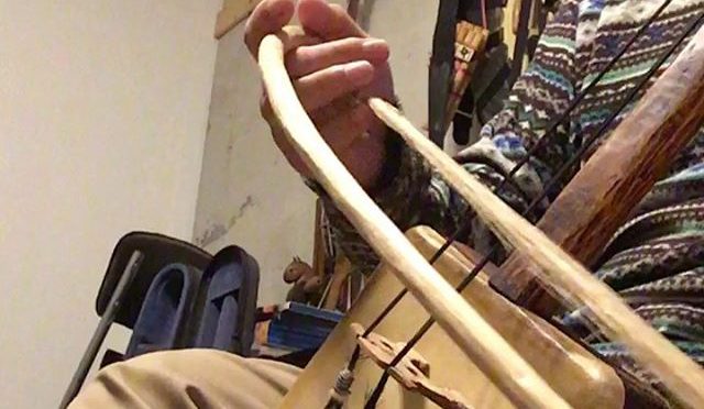 皮が剥がれたオシラサマ馬頭琴の修理が終わり、音が出るようになった。でも、試し弾きしてみたら僕の右腕は相変わらず壊れたままだった。(恥ずかし！) (from Instagram)