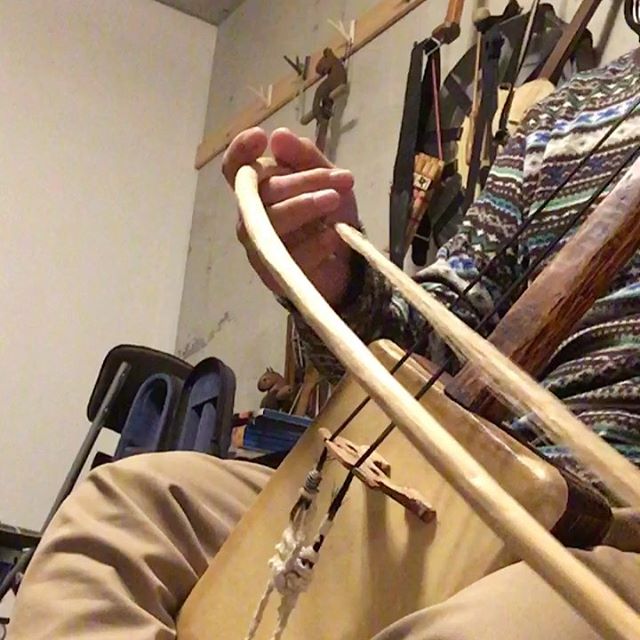 皮が剥がれたオシラサマ馬頭琴の修理が終わり、音が出るようになった。でも、試し弾きしてみたら僕の右腕は相変わらず壊れたままだった。(恥ずかし！) (from Instagram)