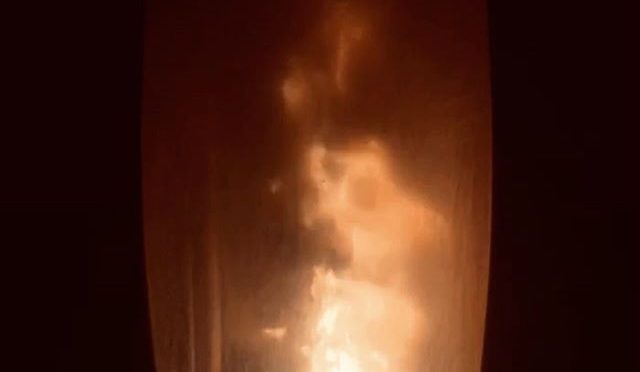 暗い部屋で独り考えごとするのにペレットストーブの炎はファンのせいで勢い良過すぎ。スローで撮って丁度な感じ。 (from Instagram)