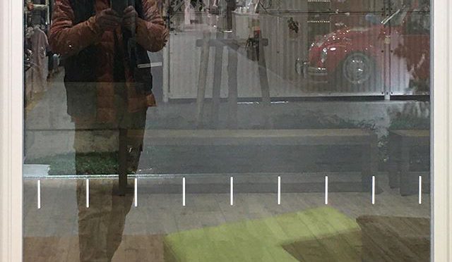 ショッピングセンターのガラスの自分の姿がやけにスレンダーに映ってる。こういうアスペクトレシオみるの、学生のころ以来だな。W (from Instagram)