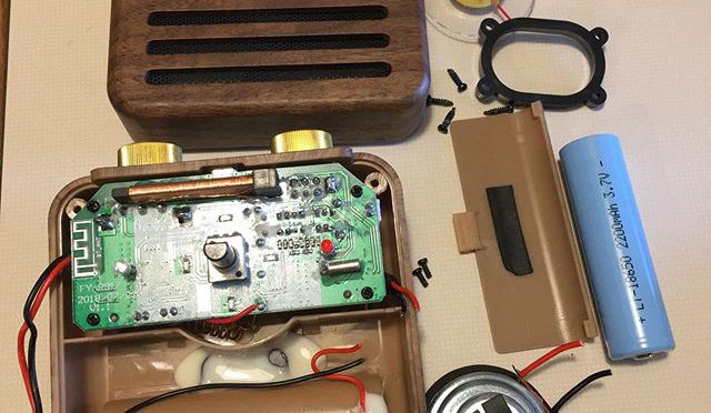 クラシカルなラジオをFIAT500に載せてみたが、若干大きすぎるような気がしないでもないんで、半分に切り離した。うまいこと上がラジオ本体で下がスピーカーとバッテリーに分かれた。本体裏側のスイッチは使い勝手が悪いんで、使わないアンテナロッドの先っぽを加工してプッシュ/プルでOn/OffやBluetoothの切り替えられるようにした。上下の筐体に蓋を作り付け、オイルステインで色を合わせた。スピーカーボックスは密閉しないと音がショボくなるんでタイヤチューブの切れ端でシール。分離した上下を繋ぐリード線をハンダ付けし、ロッドアンテナの代わりの屋外アンテナに繋ぐ同軸ケーブルも取り付けて、仮配線で鳴らしてみたらOK！本式に設置する時に一度線をカットしてコネクターで繋ぎ直す予定。今日はここまで。 (from Instagram)