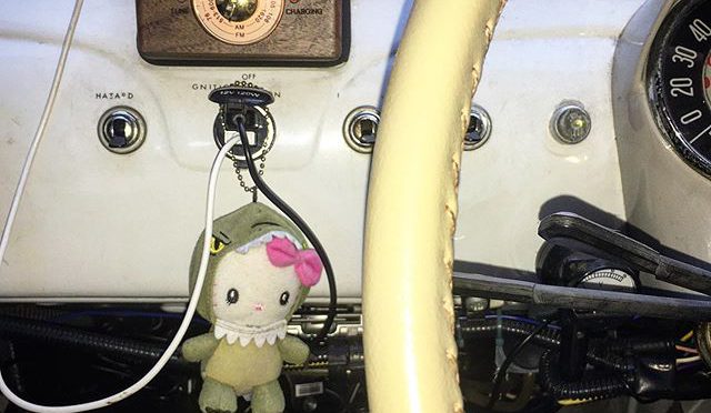 FIAT 500ラジオ取り付け完了。アンテナケーブルは敷設したけどルーフアンテナをどうよう、、、 (from Instagram)