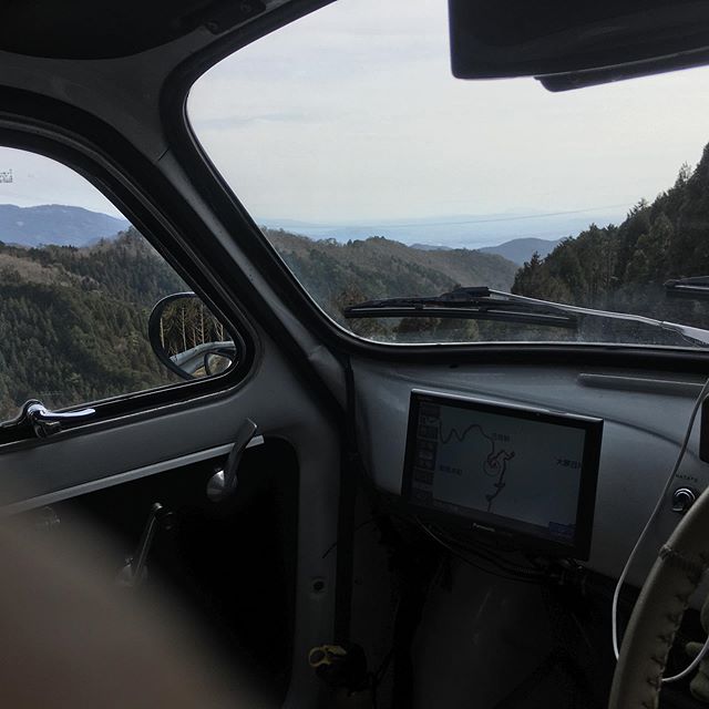 春の陽気の峠を越えて大悲山の寺谷の奥の友達のアトリエに着いたら、未だ冬だった。 (from Instagram)