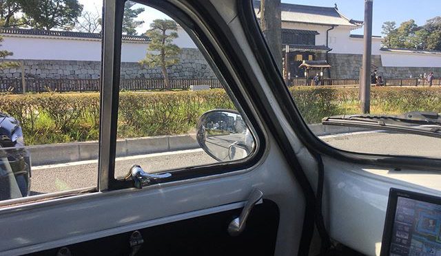こんなに人のいない二条城、久しぶりに見た。京都の観光は壊滅的かも。京都市長が観光客誘致に旗振りしてたのに、先の選挙じゃ手のひら返して「もう来ていらん」と言ってたが。お望み通りになってる。雨後のタケノコみたく出現したゲストハウスや民泊はどうしてるんやろ。 (from Instagram)