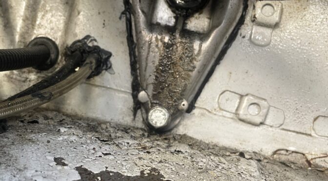 FIAT 500 ブレーキ・マスターシリンダー液漏れ修理